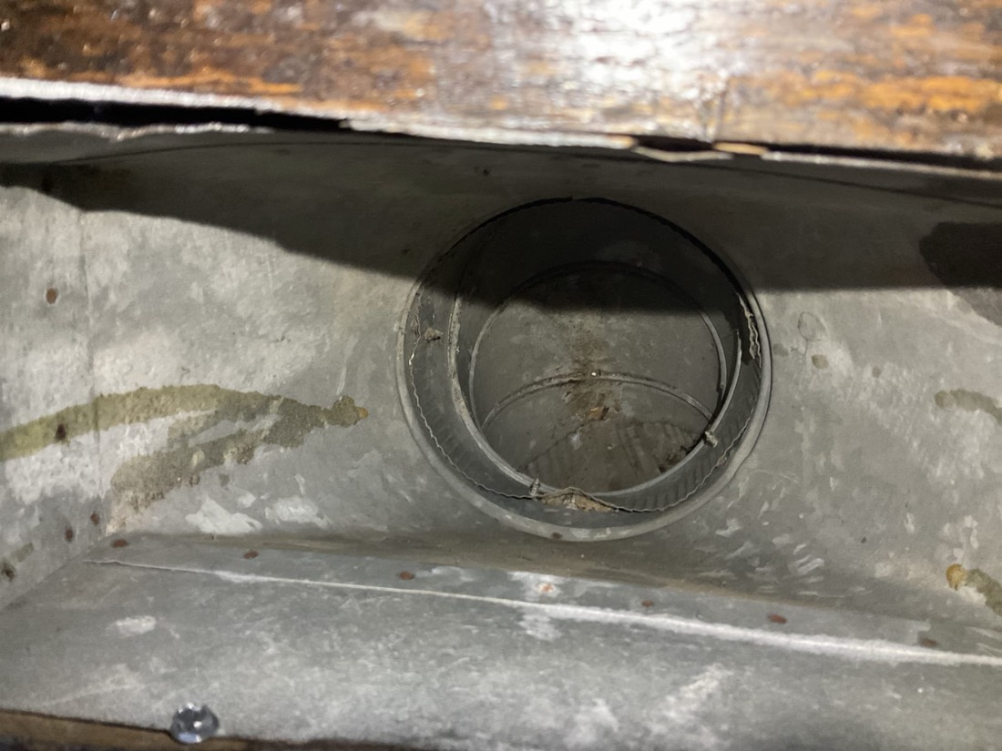 Metallic duct connection with clean mastic seal